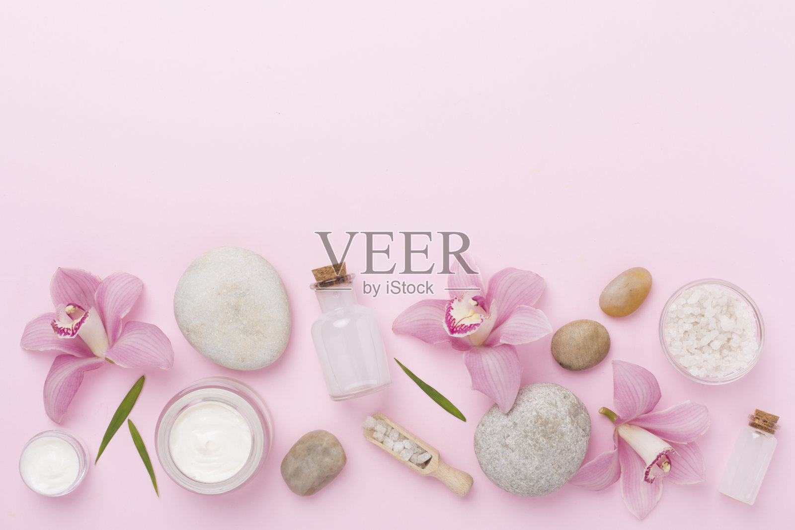 构图与兰花，水疗产品的颜色背景，俯视图照片摄影图片