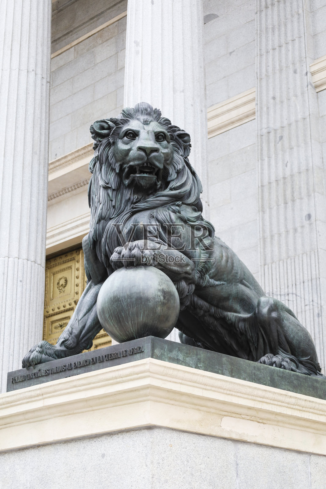 马德里市代表大会入口处的铜狮照片摄影图片