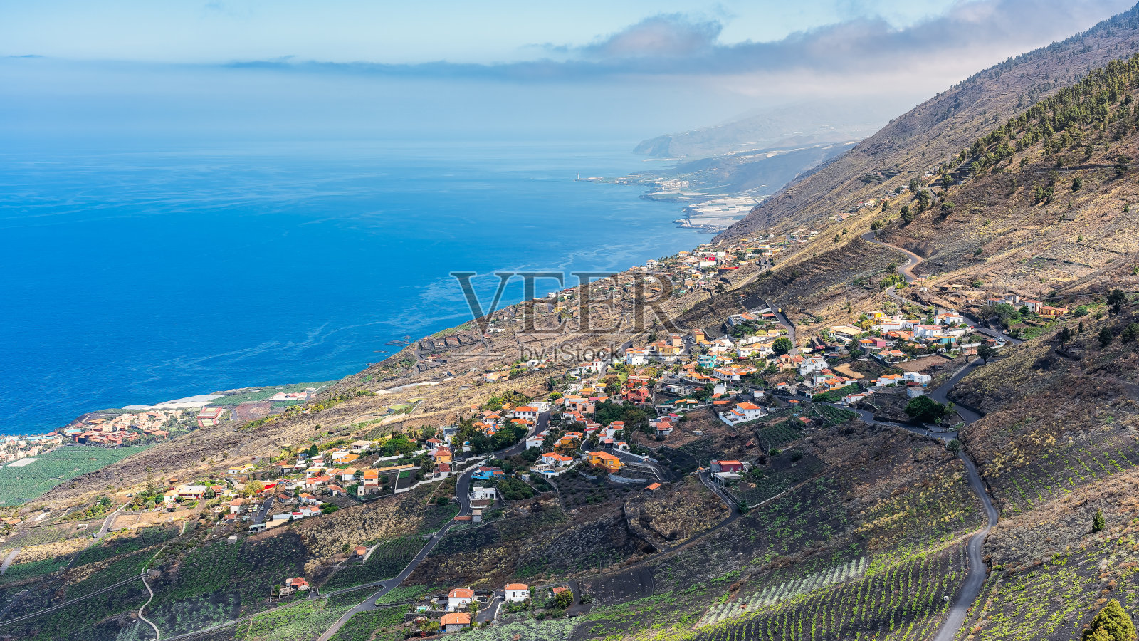 从加那利群岛拉帕尔马火山岛上的一座海滨火山上俯瞰全景。照片摄影图片