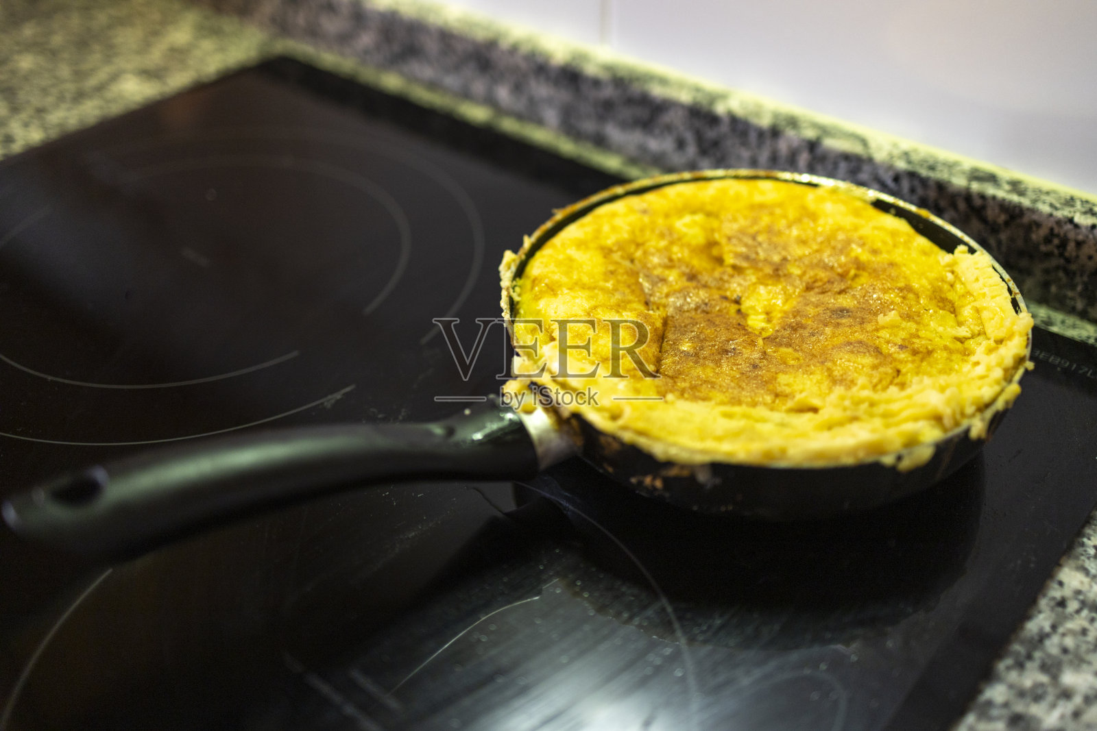 西班牙玉米饼在炉子上烹饪照片摄影图片