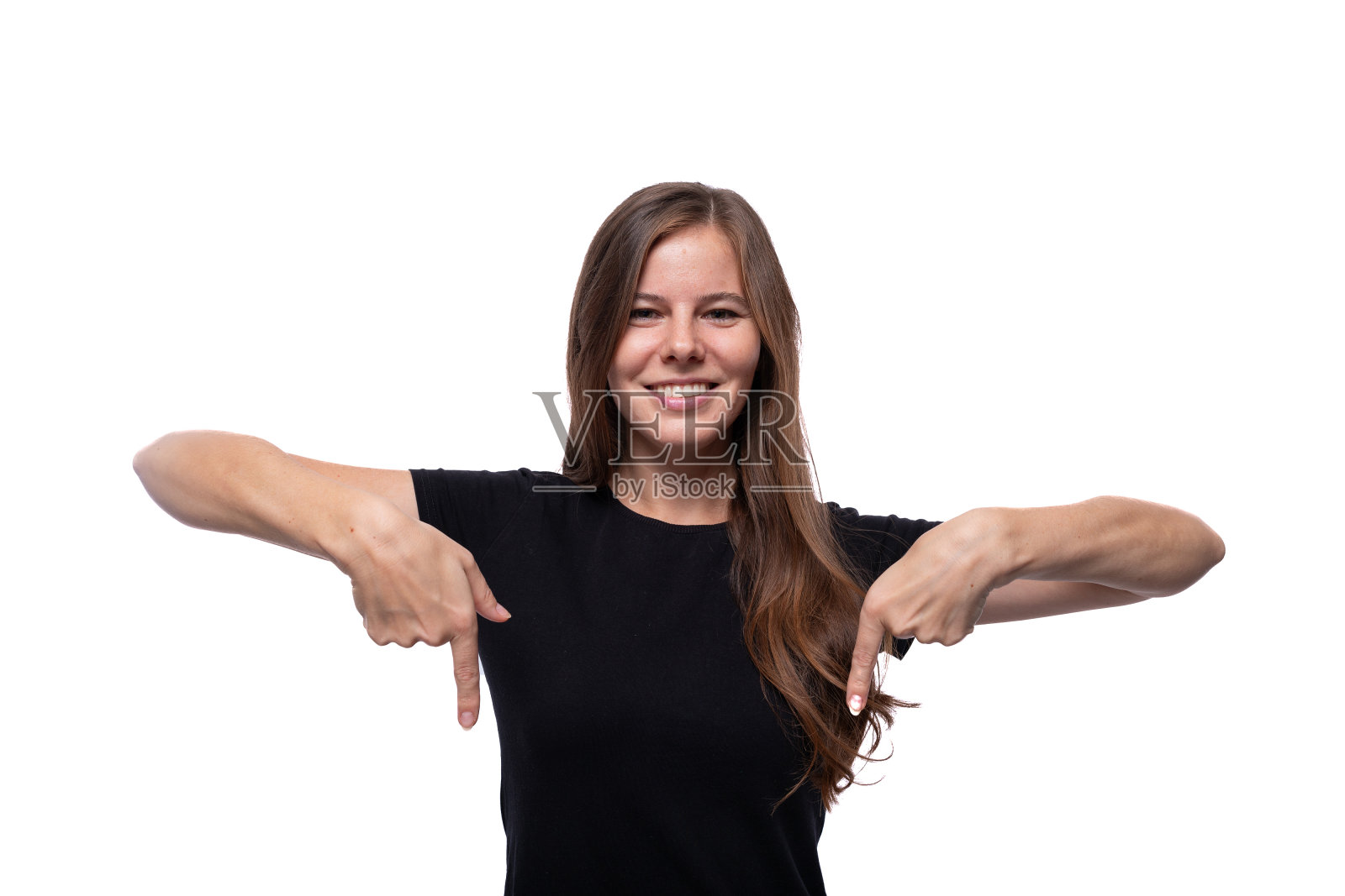 一个聪明可爱的女人用手指着广告的特写照片摄影图片