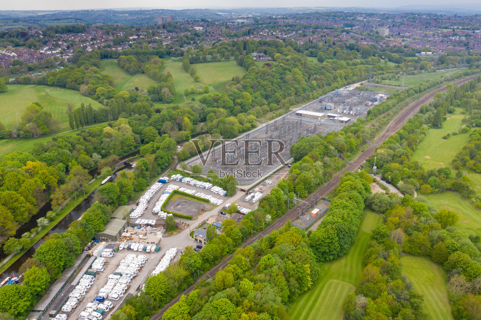 英国西约克郡利兹市柯克斯托尔村，夏季被树木环绕的变电站航拍照片照片摄影图片