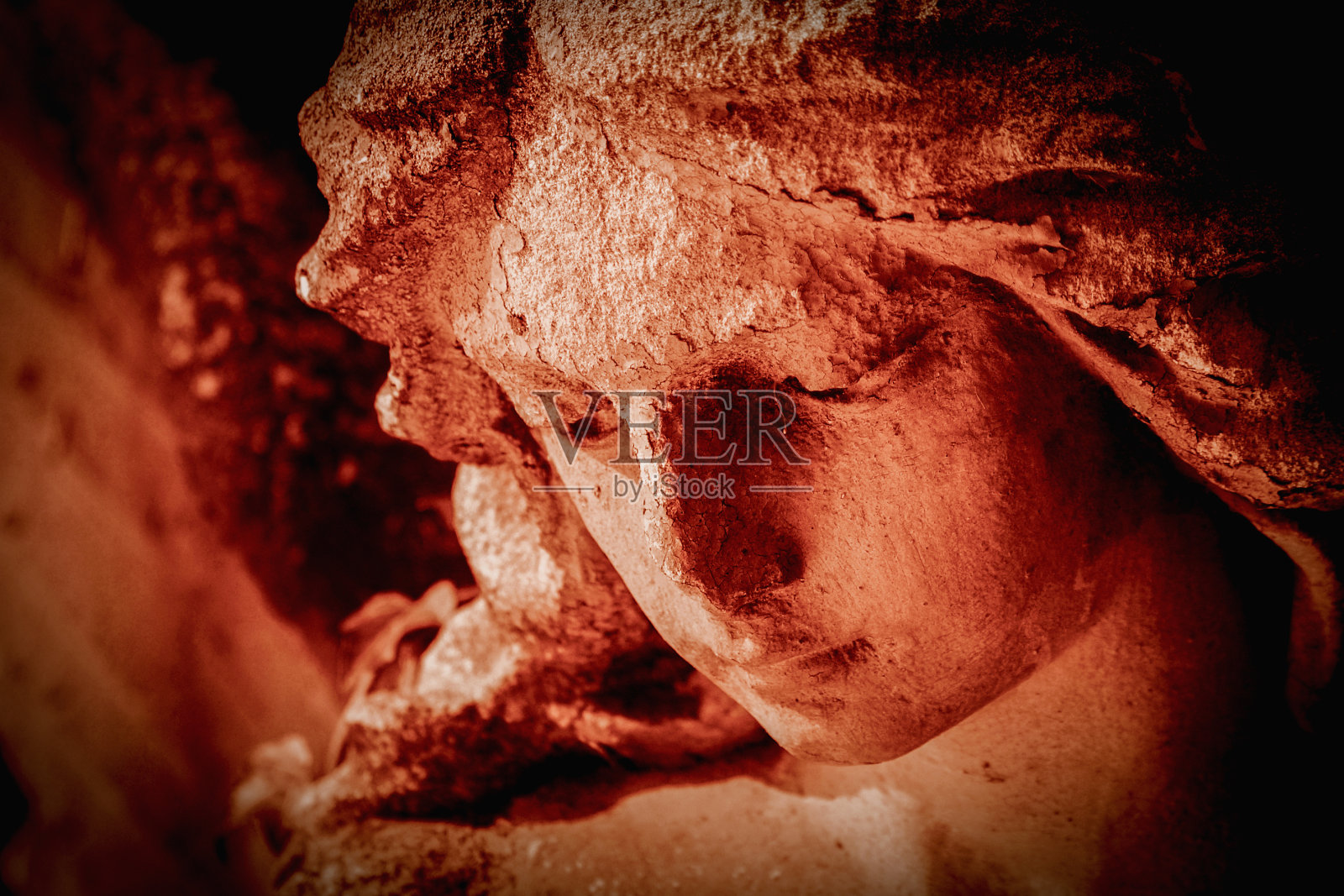 美丽的天使伫立在墓地上。古代雕像的残片照片摄影图片