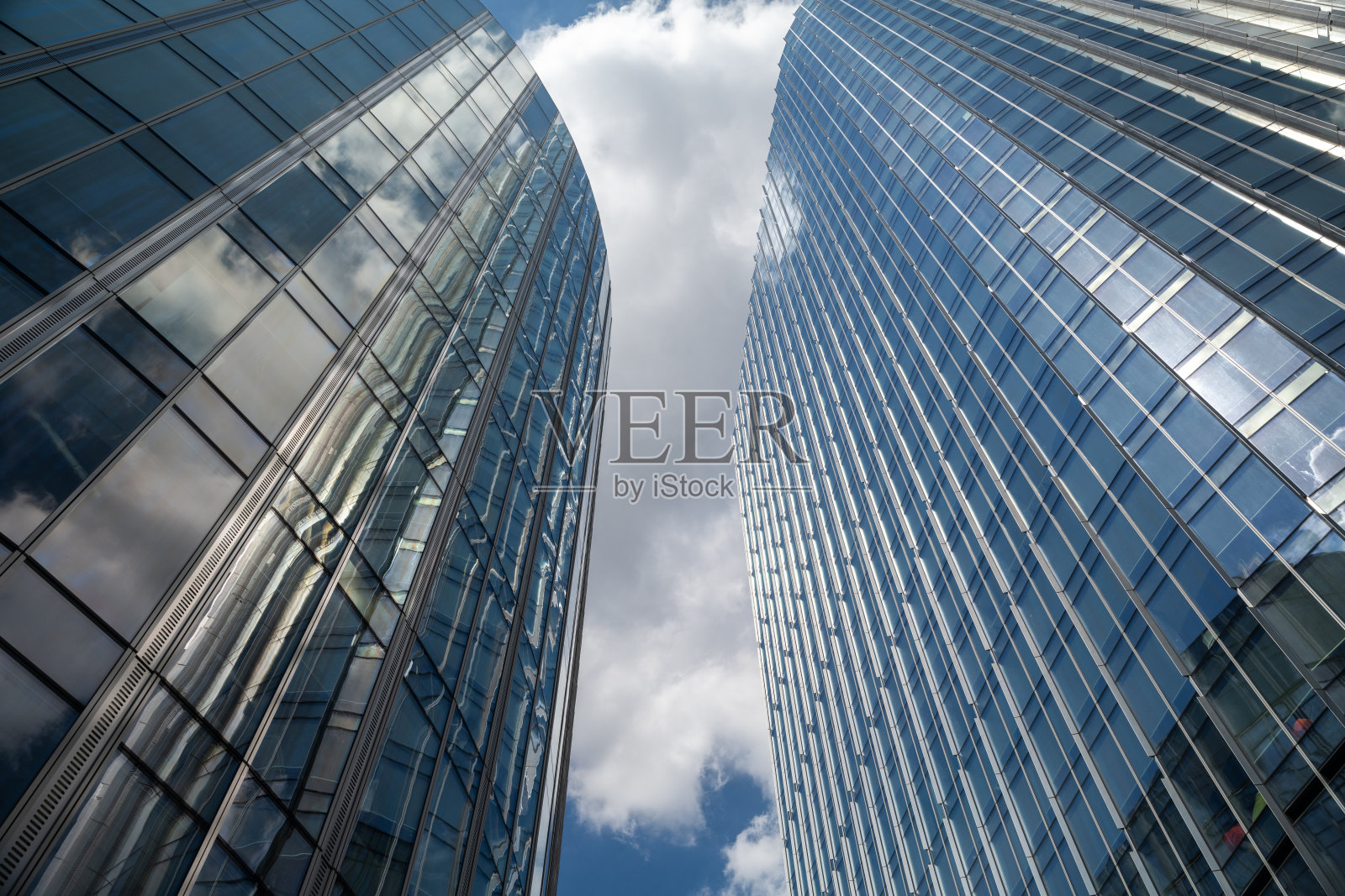 天空对称:反射塔触天照片摄影图片