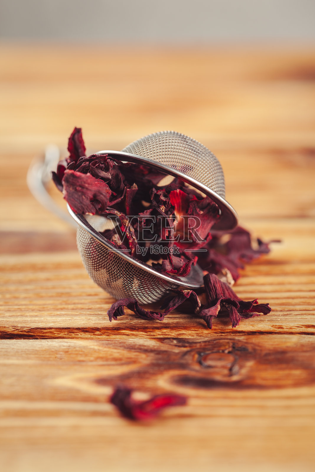 木桌上的木槿茶干叶照片摄影图片