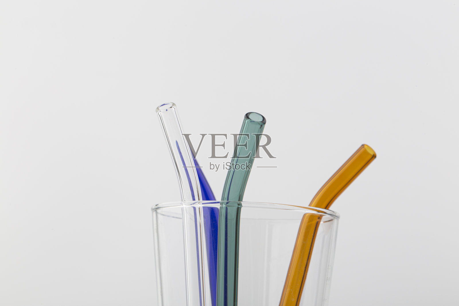 环保可重复使用的白色背景玻璃吸管照片摄影图片