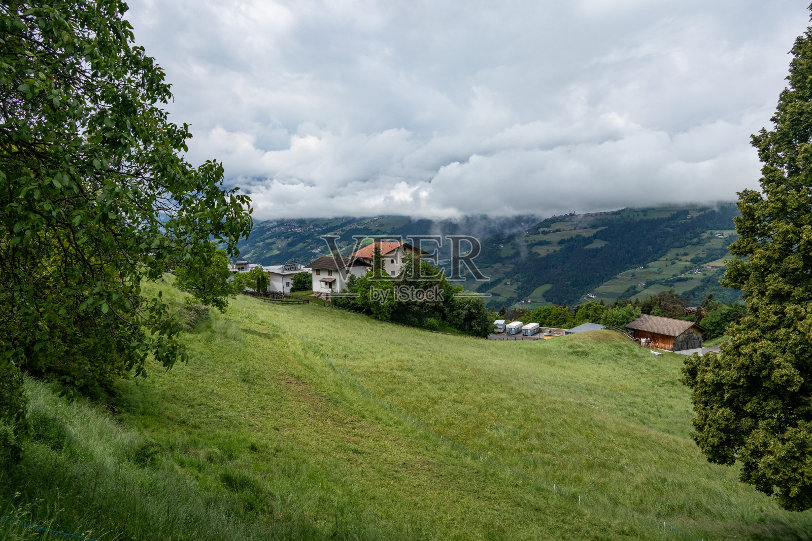 南蒂罗尔维尔诺斯山谷的景观照片摄影图片