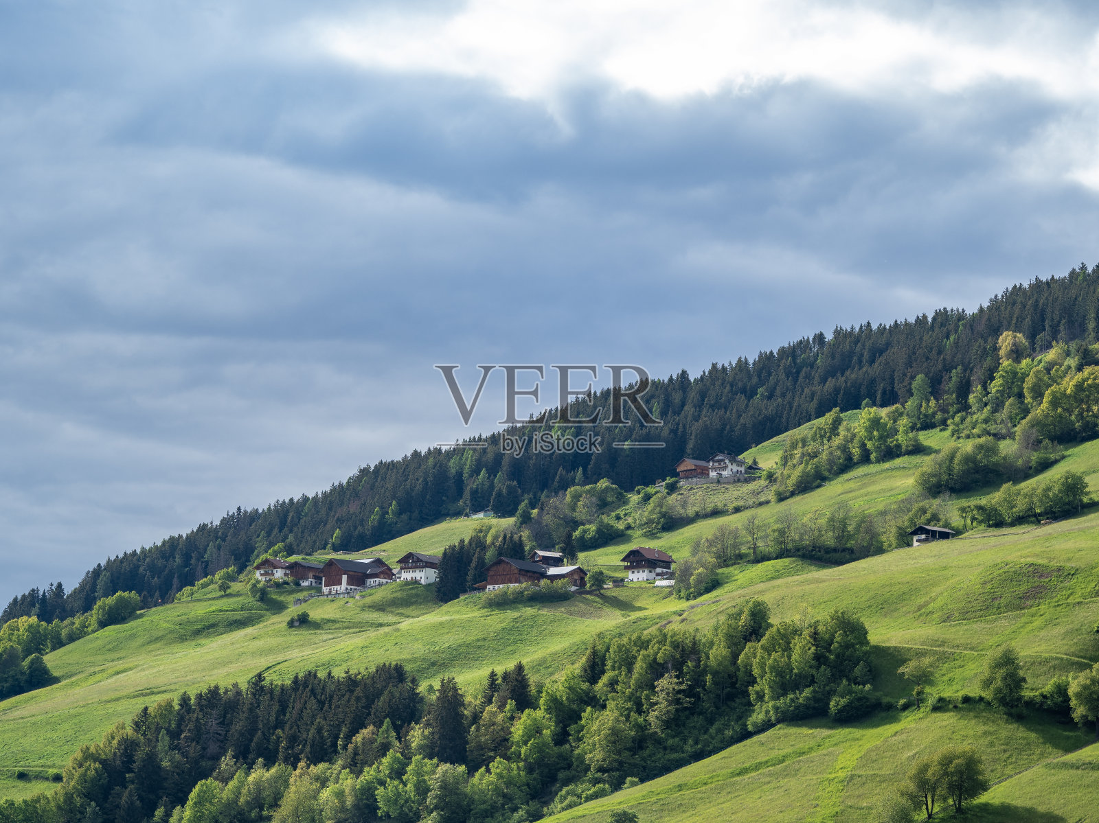 南蒂罗尔维尔诺斯山谷的景观照片摄影图片