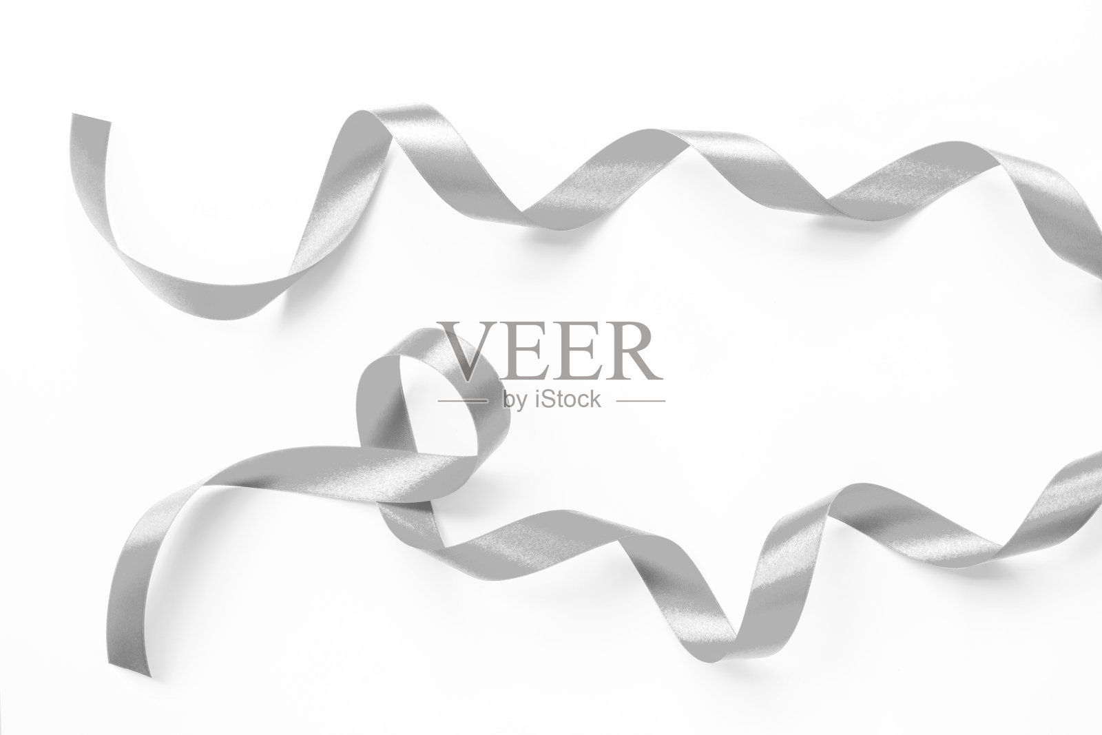 银色缎带蝴蝶结卷曲装饰：圣诞婚礼贺卡装饰照片摄影图片