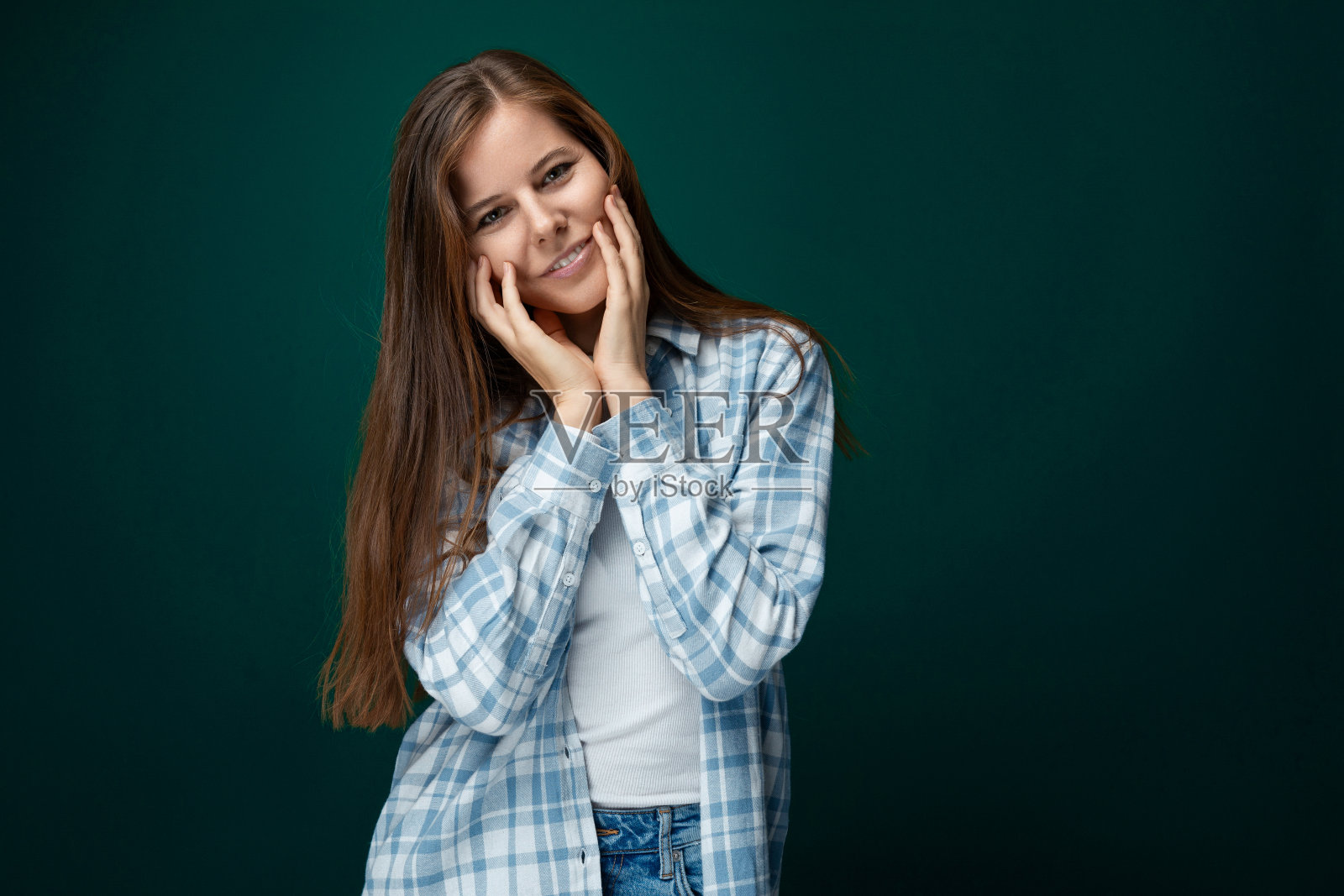 在绿色的摄影棚背景下，微笑的可爱的欧洲女人看起来很友好照片摄影图片