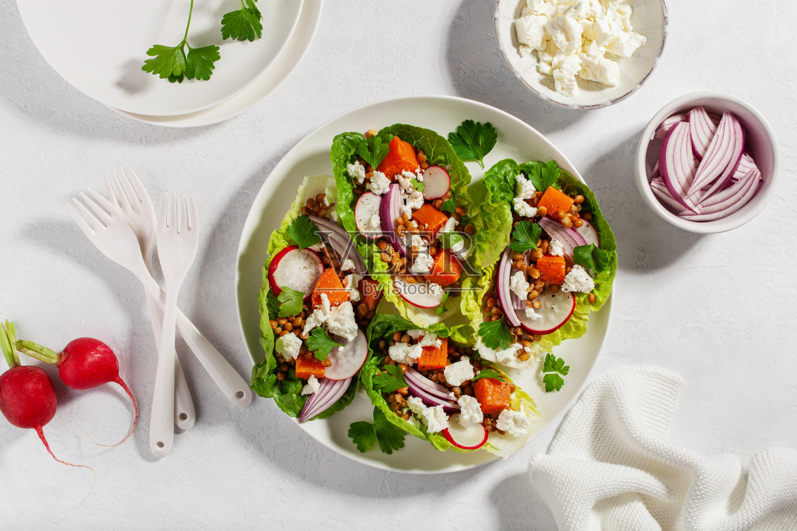 红薯生菜配萝卜，羊乳酪，小扁豆照片摄影图片