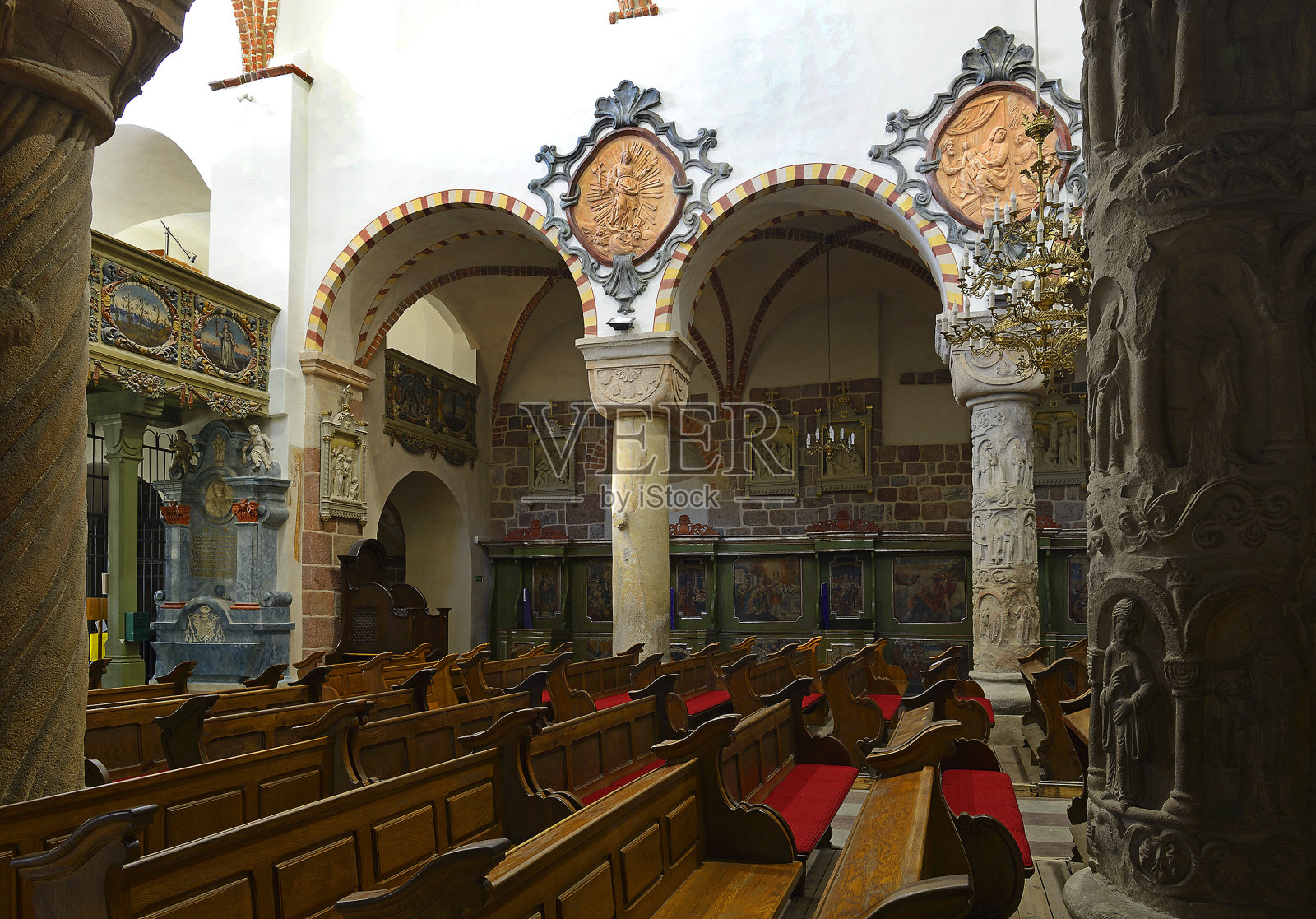 斯特策尔诺，波兰——一个罗马式圆柱的细节，波兰的中世纪建筑照片摄影图片