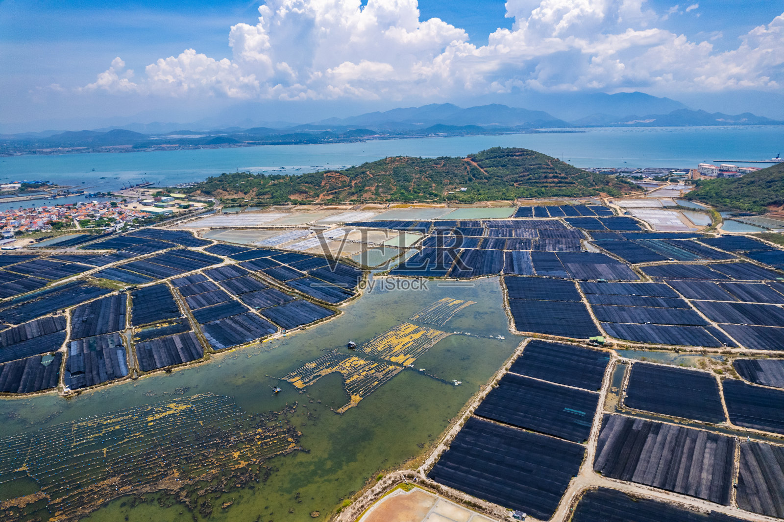 鸟瞰越南庆化的Hon Khoi盐田照片摄影图片