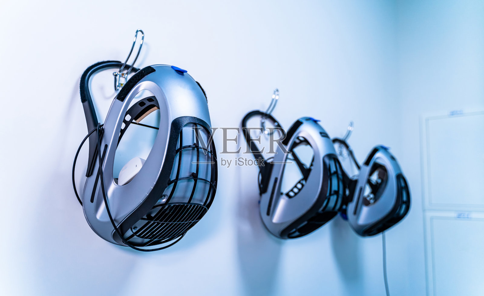 冠状病毒感染后的医疗保护。墙上挂着新的医疗技术。照片摄影图片