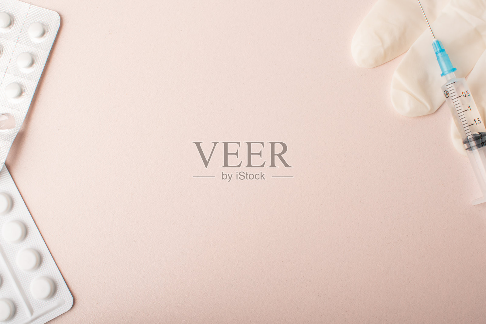 医药复制空间粉红色背景。水疱丸的框架，注射器，医用手套。放文字的地方。医疗保健的概念。药物治疗。妇女健康旗帜。高质量照片照片摄影图片