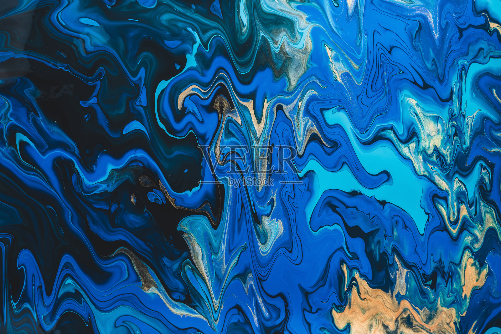 荧光流体艺术背景在蓝色调与镀金。流动的波纹效应的液体墨水。暗幻蓝配金色。丙烯颜料在画布上的抽象纹理。超现实的蓝色混合色。照片摄影图片