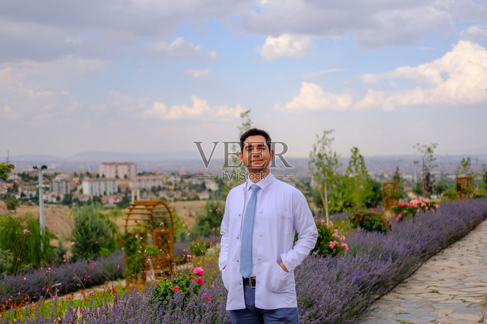 穿白大褂戴听诊器的男医生照片摄影图片