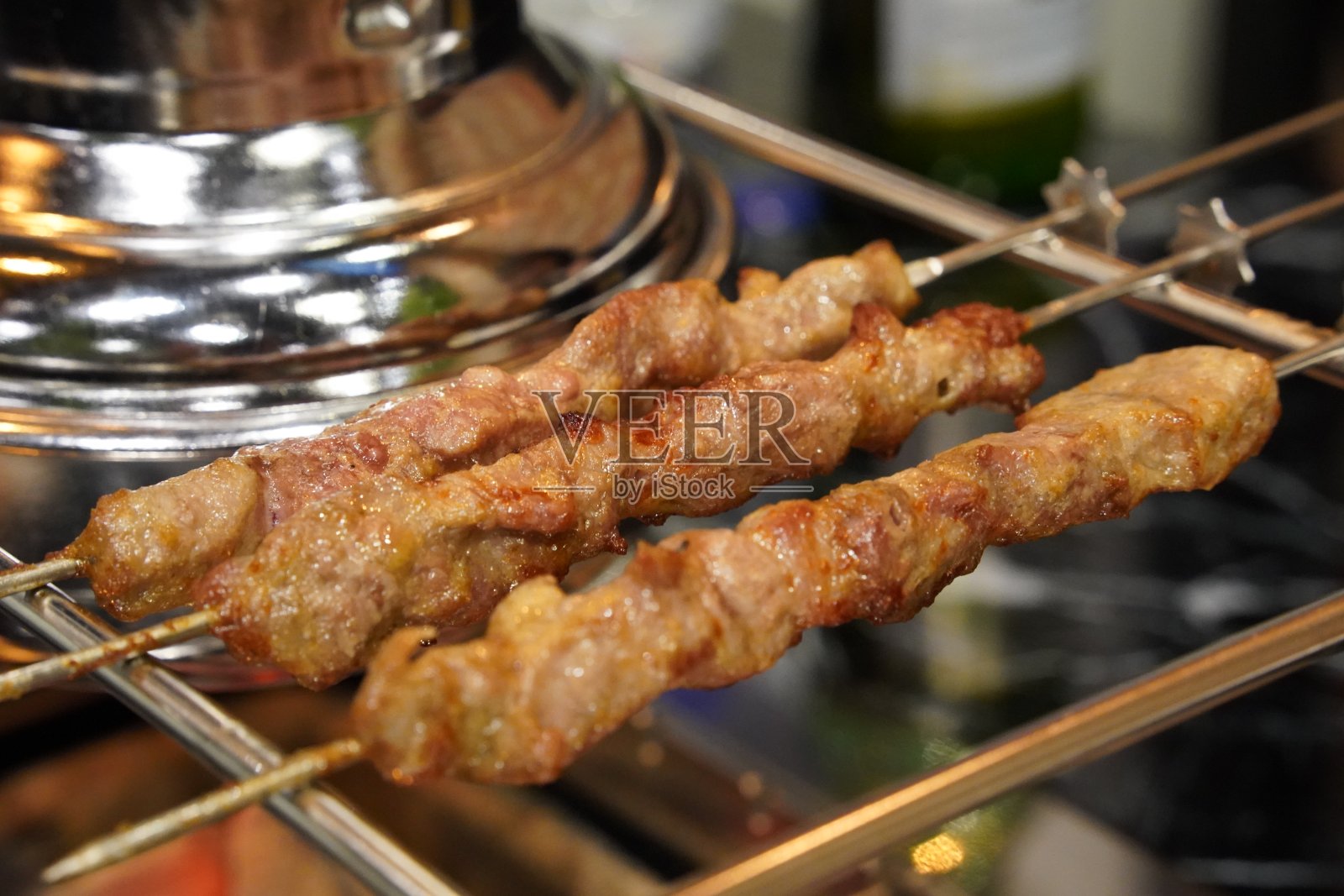 烤羊肉串在炭火上烤照片摄影图片