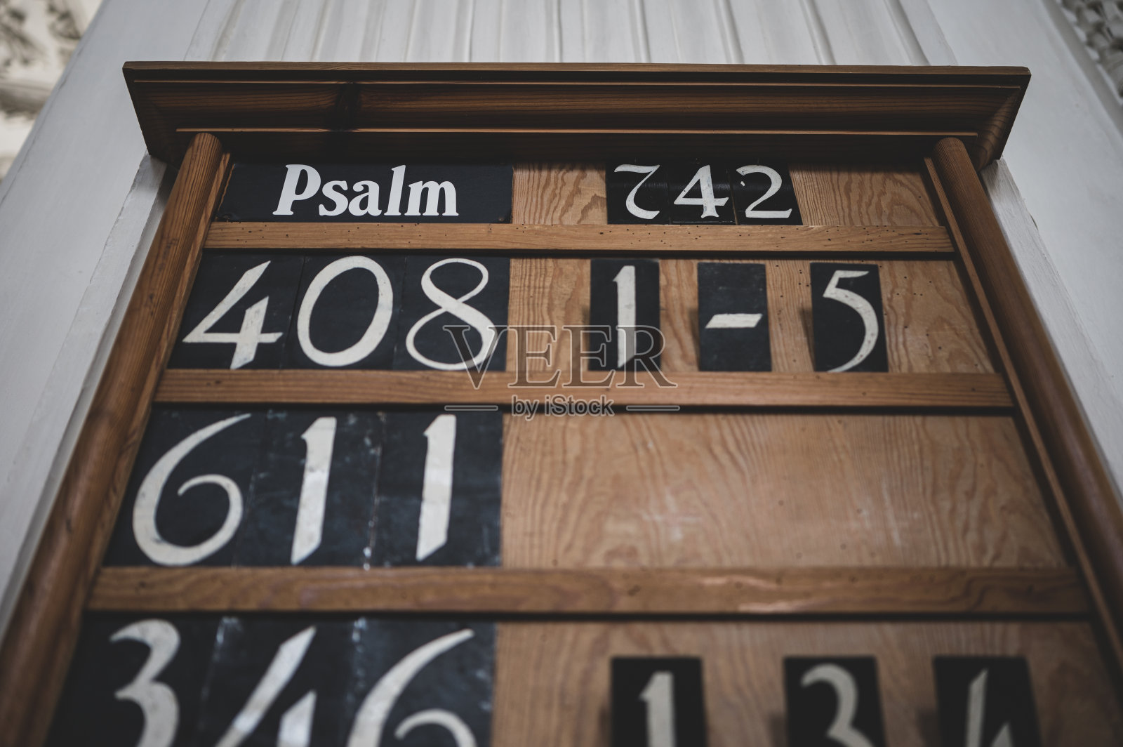 在天主教堂的圣诗编号板上，宗教是基督教照片摄影图片