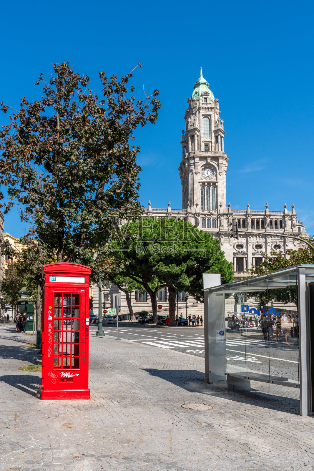 市政厅和R. Clube dos Fenianos街景，葡萄牙波尔图照片摄影图片