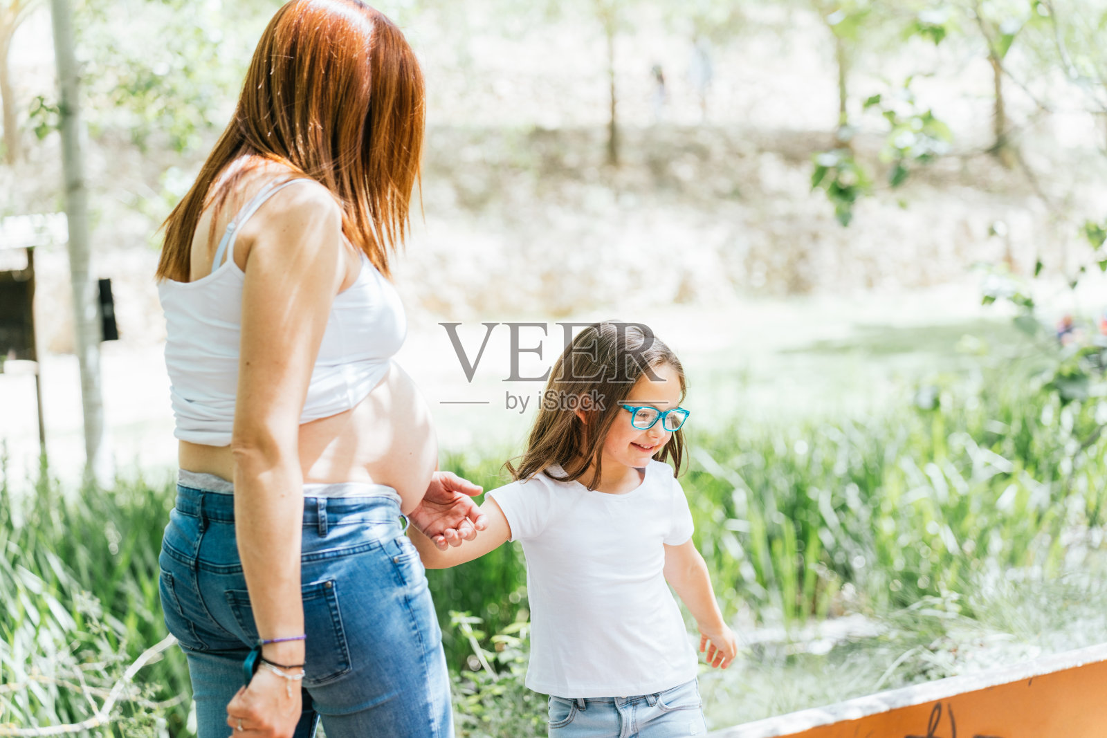 家庭远足时的爱与欢笑照片摄影图片