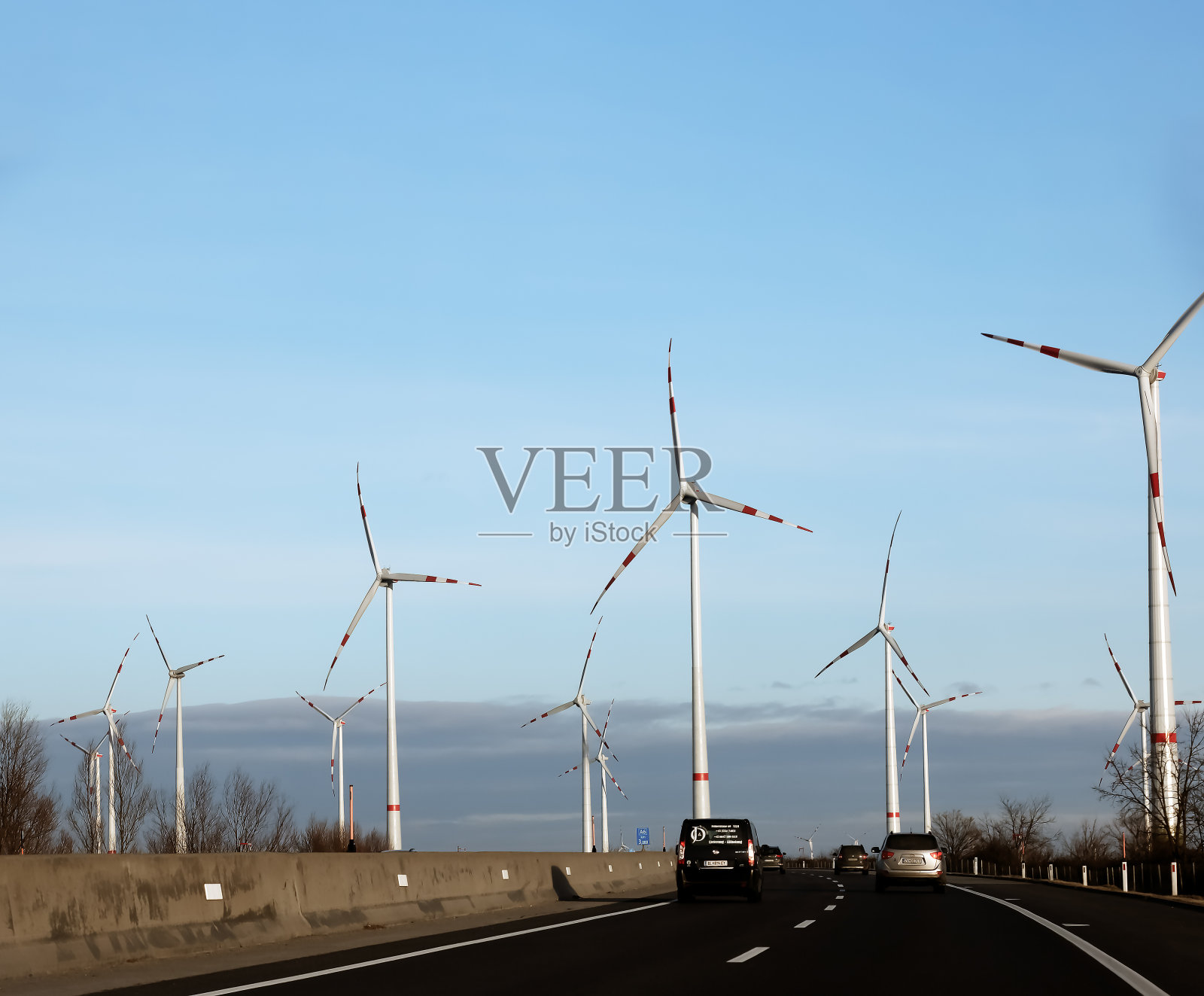阳光明媚的天气里，奥地利一条公路旁的风电场公园照片摄影图片