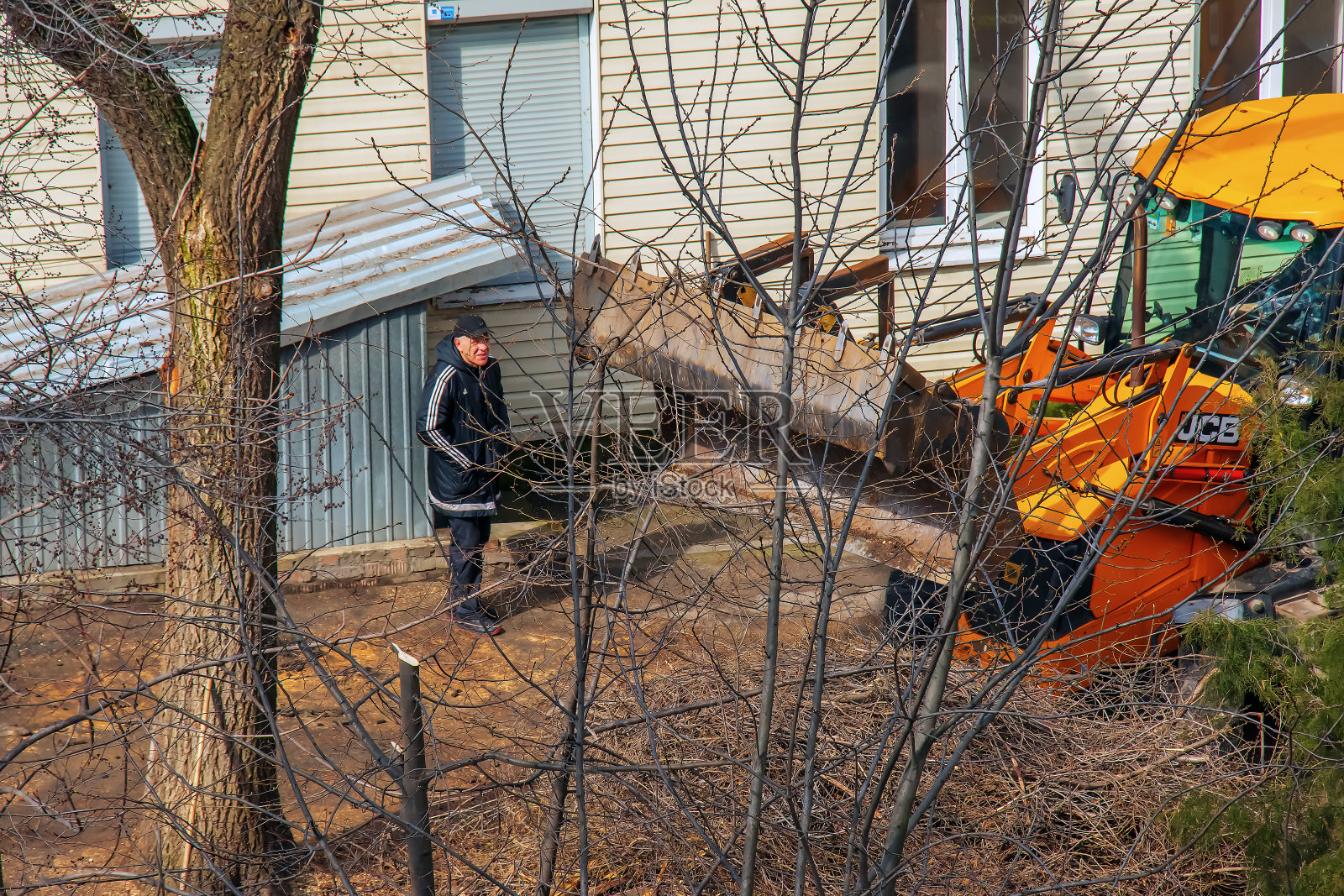 推土机在修剪完树木后收集树枝照片摄影图片