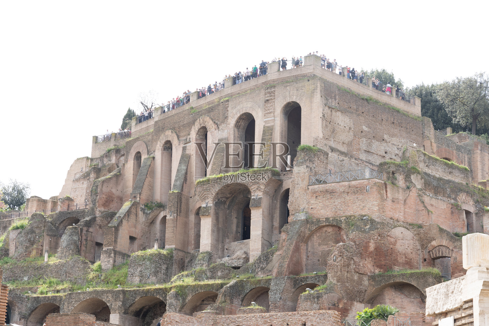 意大利罗马，游客漫步在罗马广场的遗址中照片摄影图片