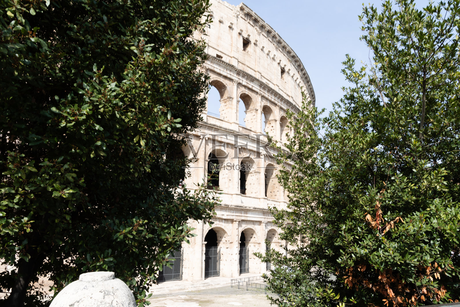 意大利罗马的竞技场废墟，游客漫步在考古遗迹中照片摄影图片