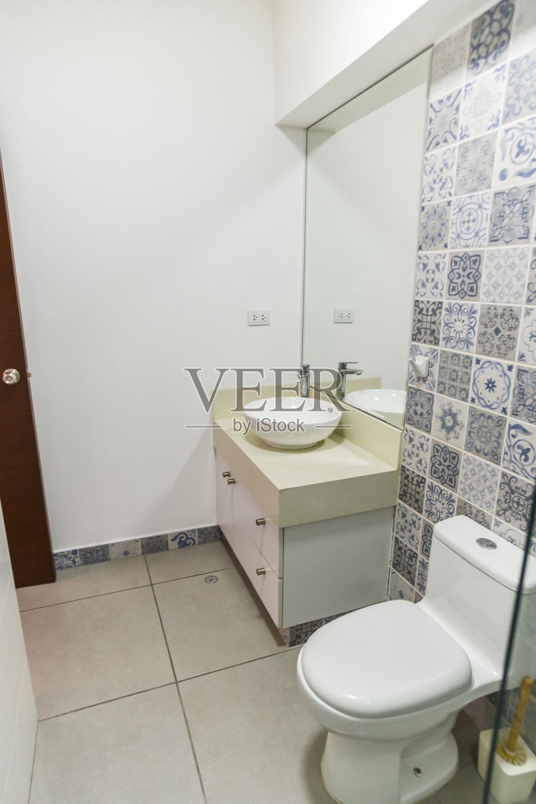 带卫生间和淋浴的全套浴室照片摄影图片