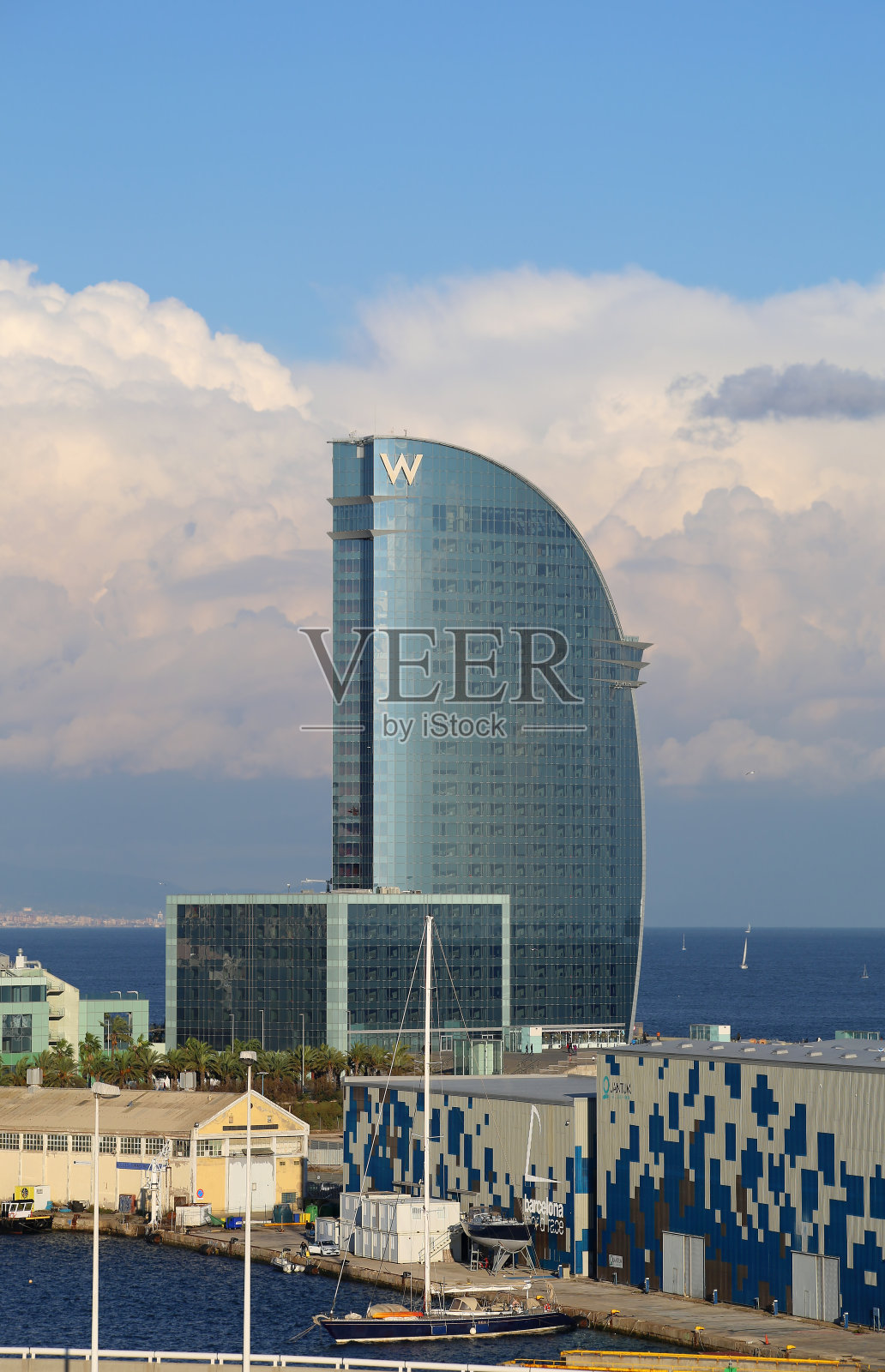 西班牙巴塞罗那港口边的W酒店，拥有美丽的多云天空照片摄影图片