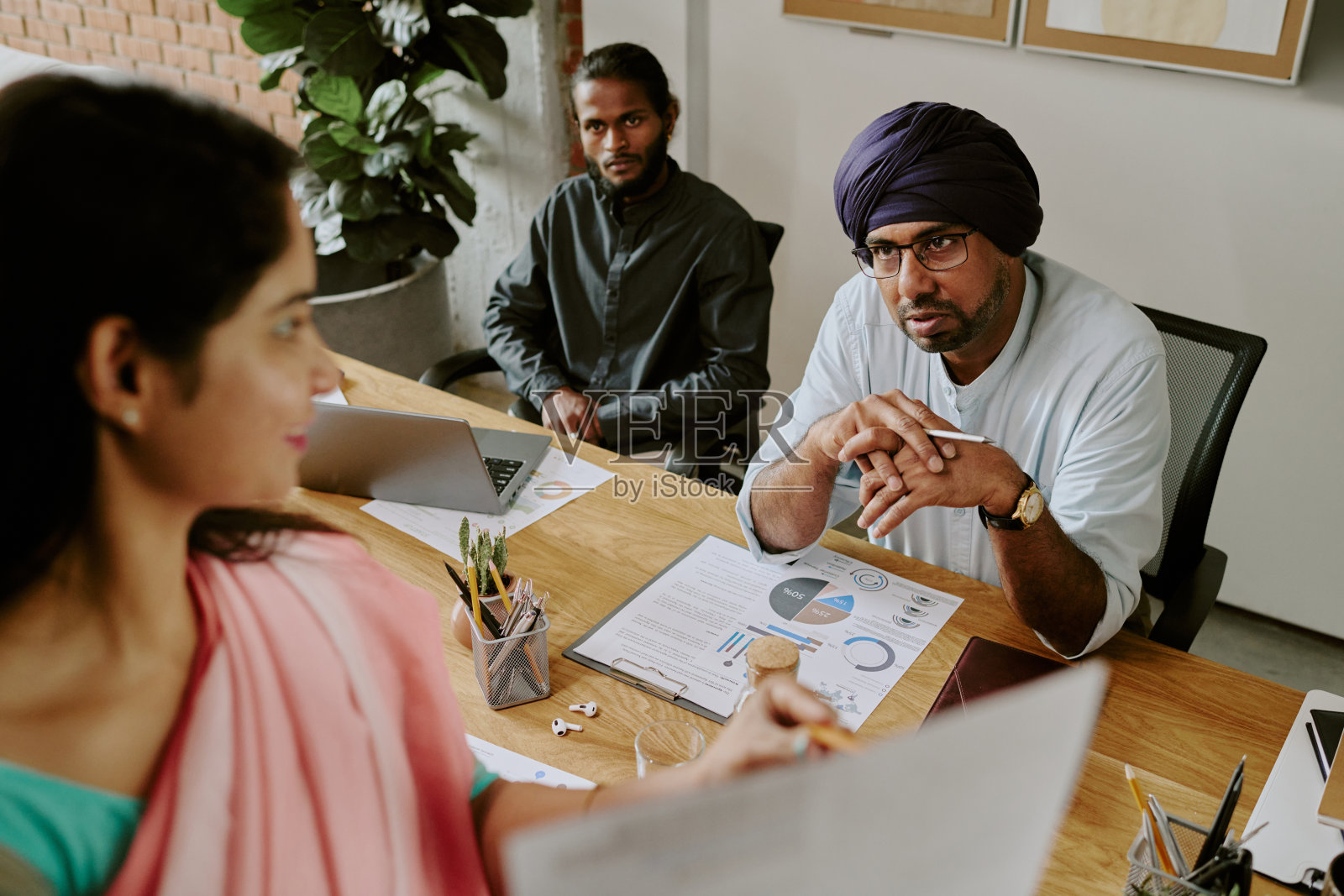 财务报告讨论照片摄影图片
