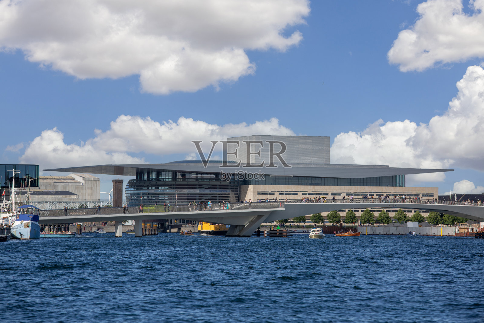 新未来主义风格的哥本哈根歌剧院，从海上俯瞰，哥本哈根，丹麦照片摄影图片