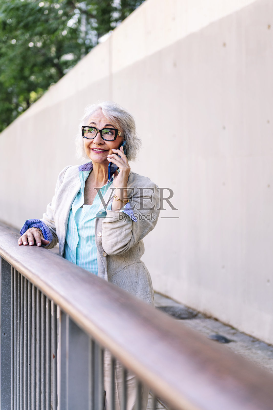 成熟的女人在电话里笑得很开心照片摄影图片