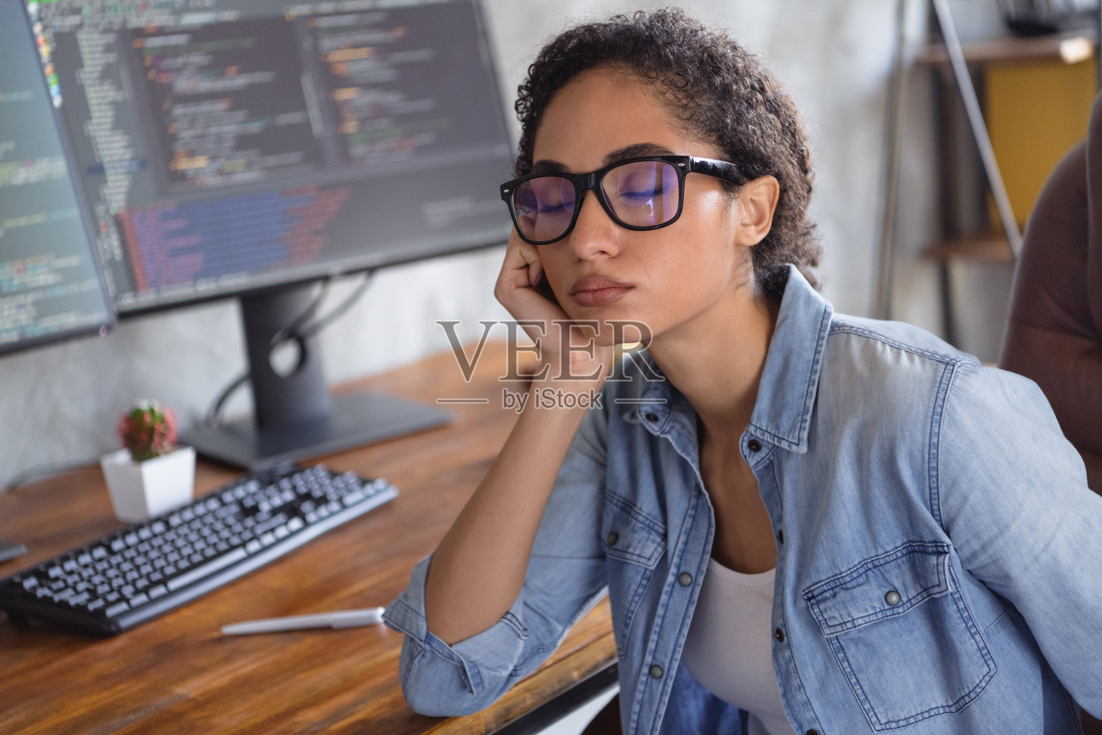 年轻女孩的照片专业黑客闭上眼睛睡觉桌面阁楼室内现代办公室室内照片摄影图片