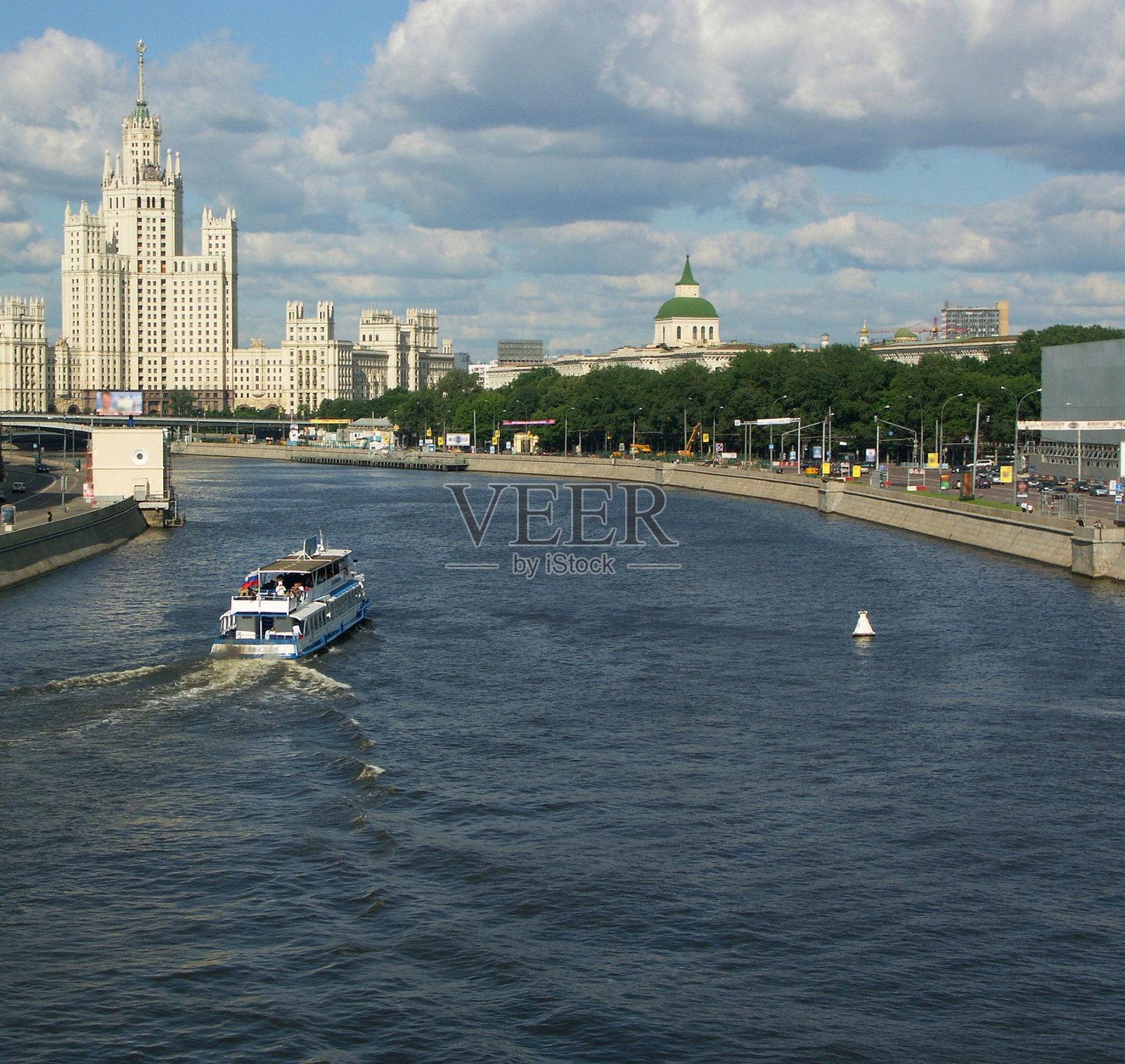 河上的船照片摄影图片