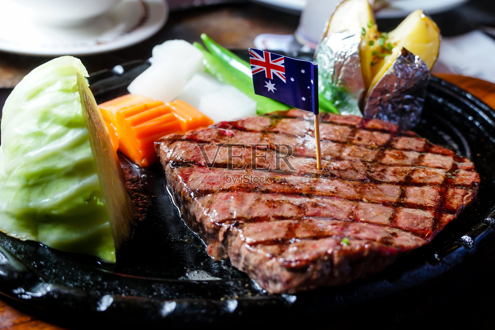 全熟的澳洲牛排。照片摄影图片