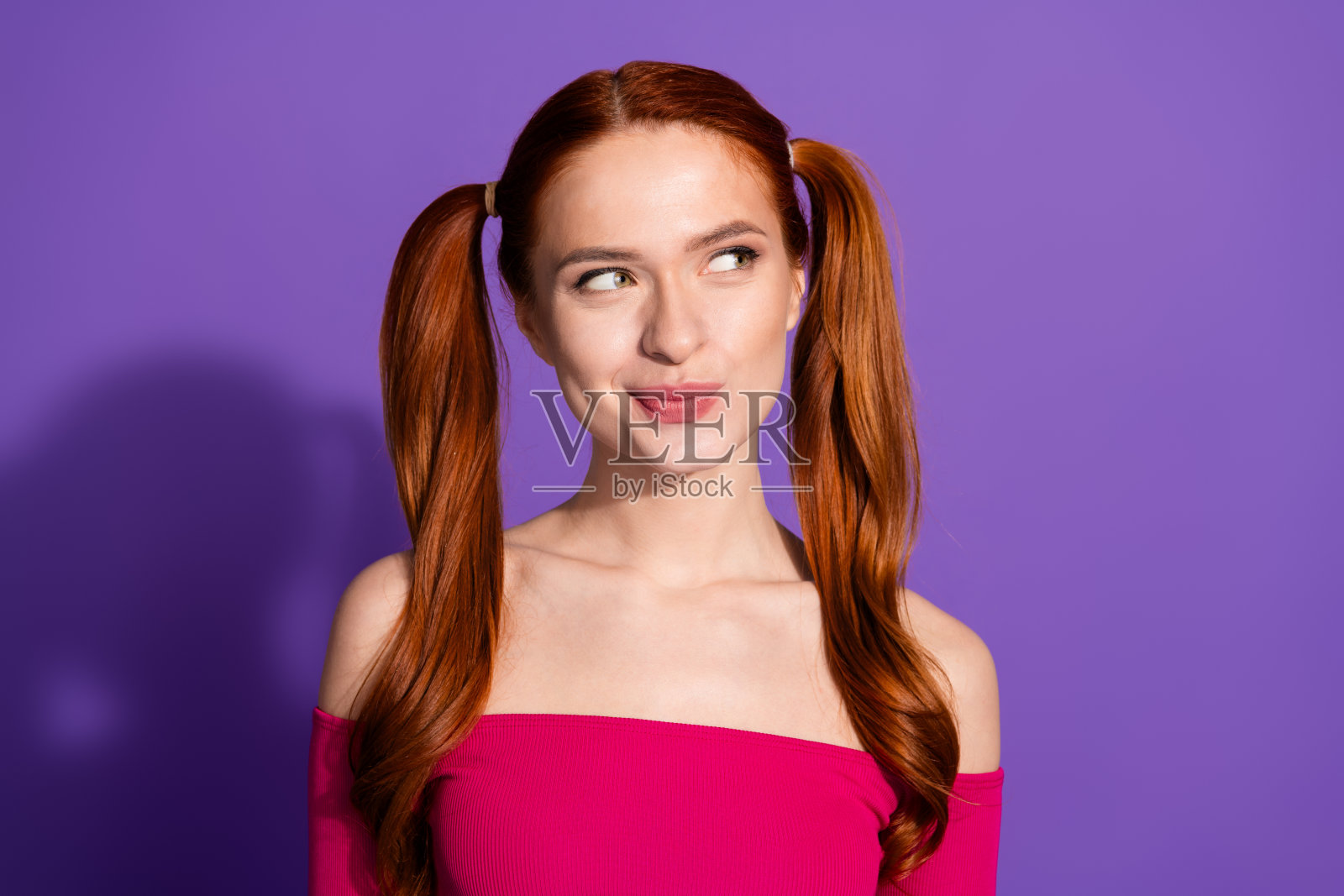 可爱的年轻女士的照片肖像看起来空的空间感兴趣穿着时尚的粉红色服装孤立在紫罗兰色的背景照片摄影图片