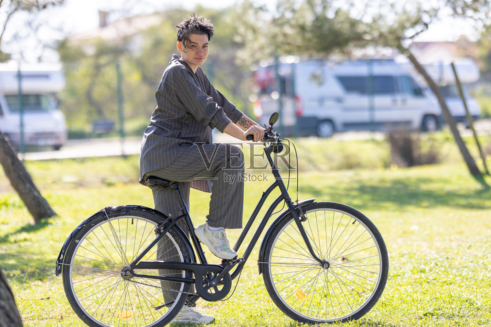一个女人在公园里骑自行车照片摄影图片