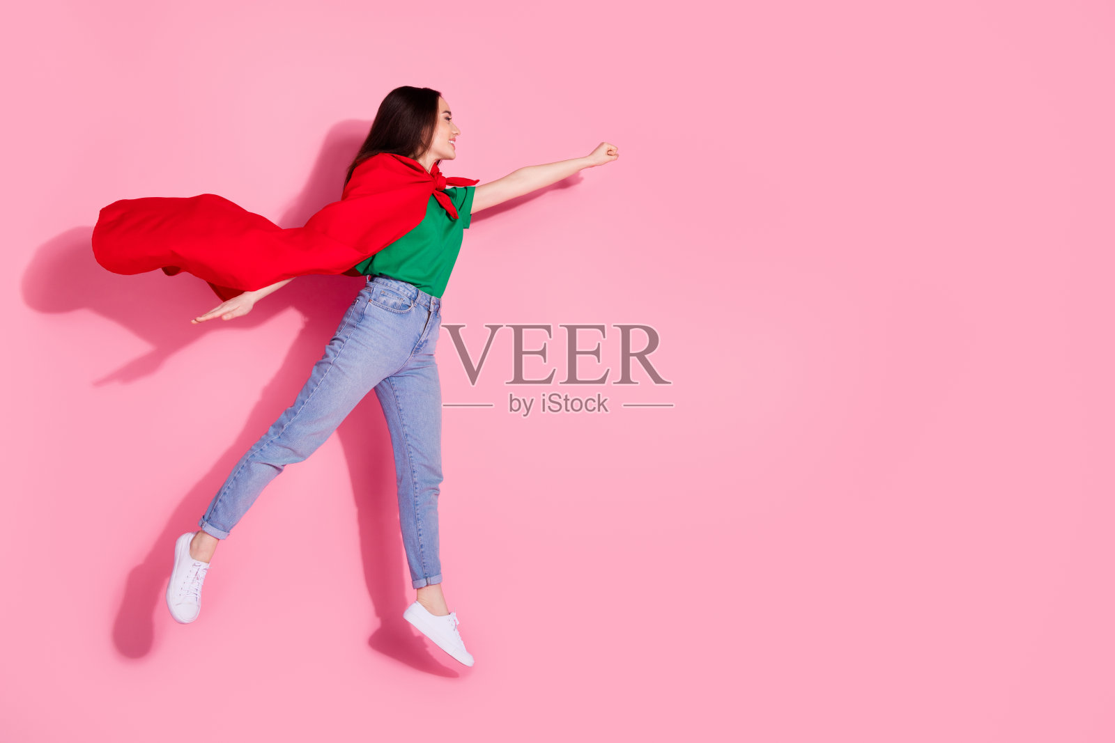 全身照片光泽迷人的女士穿着绿色t恤红色斗篷跳高空空间孤立的粉红色背景照片摄影图片