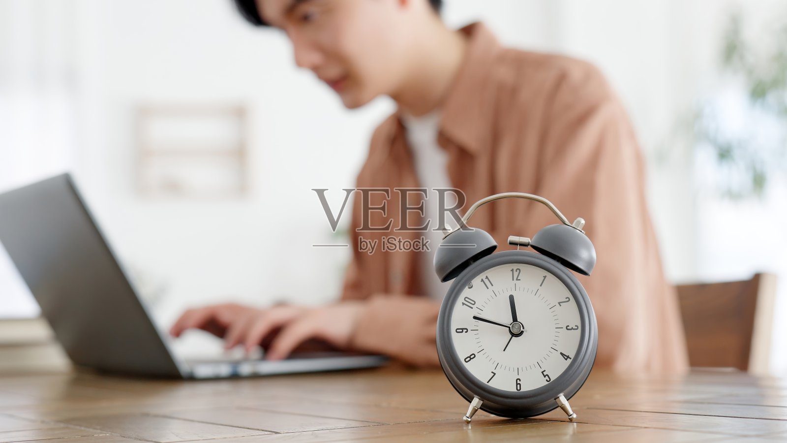 在截止日期前工作的人照片摄影图片