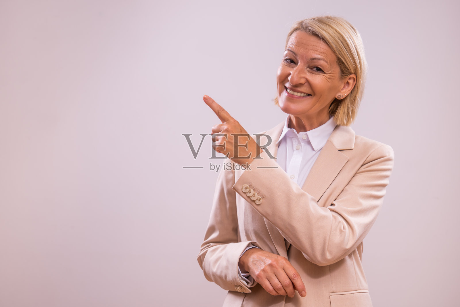 一个成熟的女商人指着我照片摄影图片