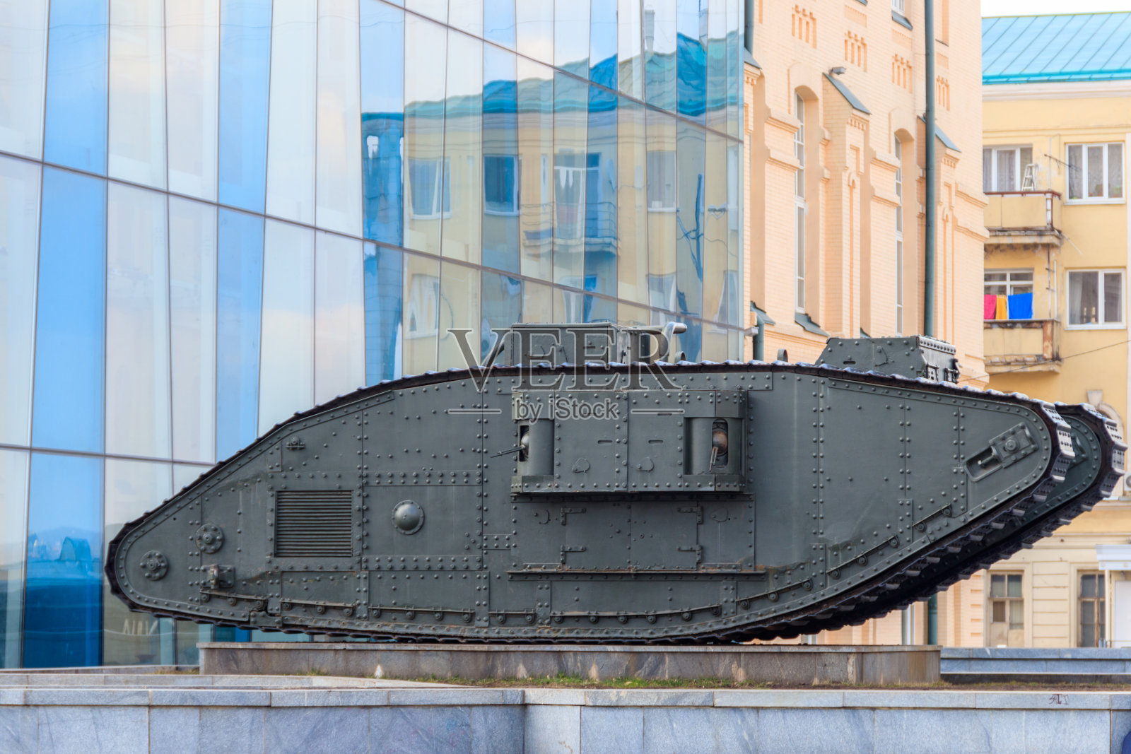 乌克兰哈尔科夫宪法广场上的旧坦克照片摄影图片