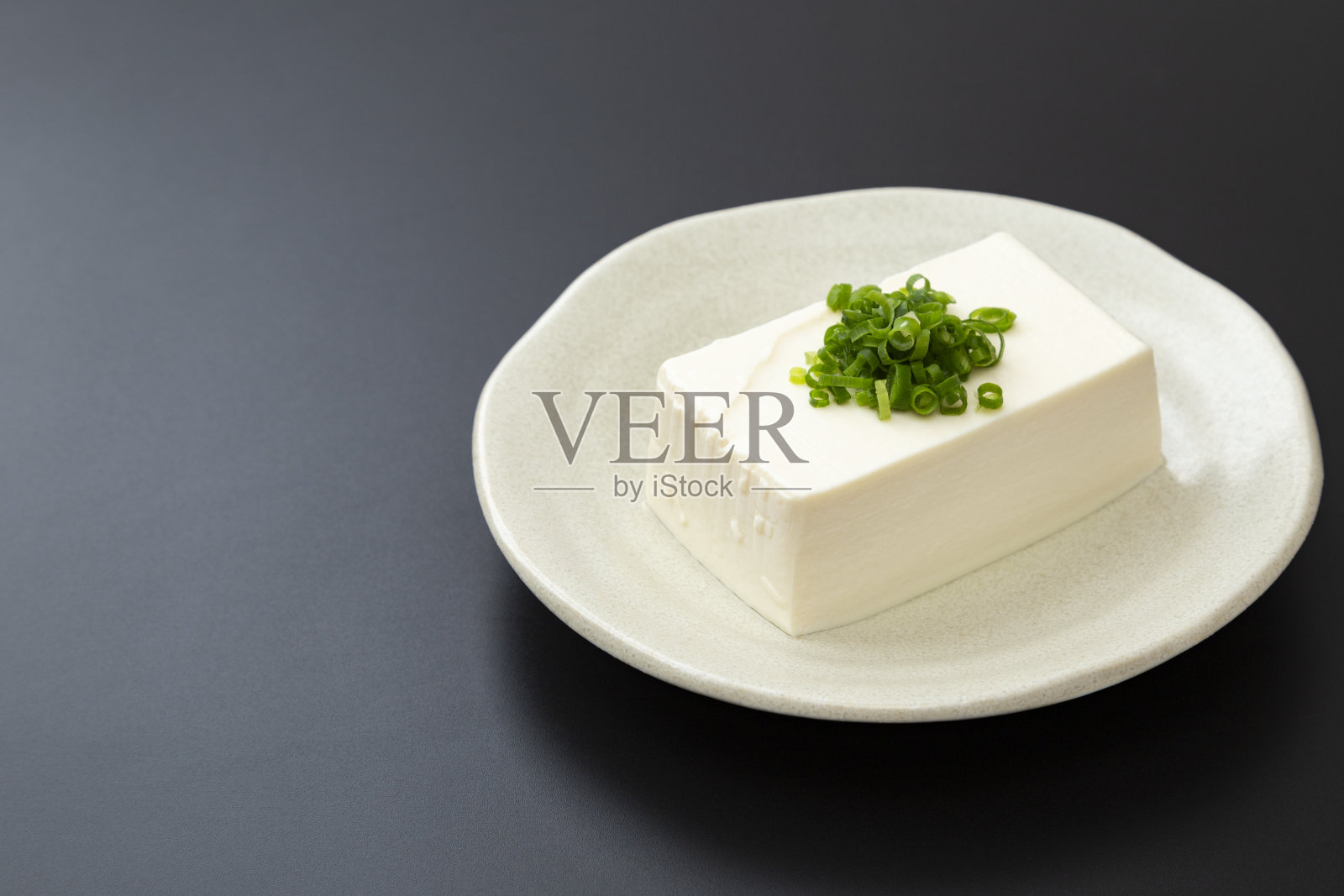 黑底美味豆腐。照片摄影图片