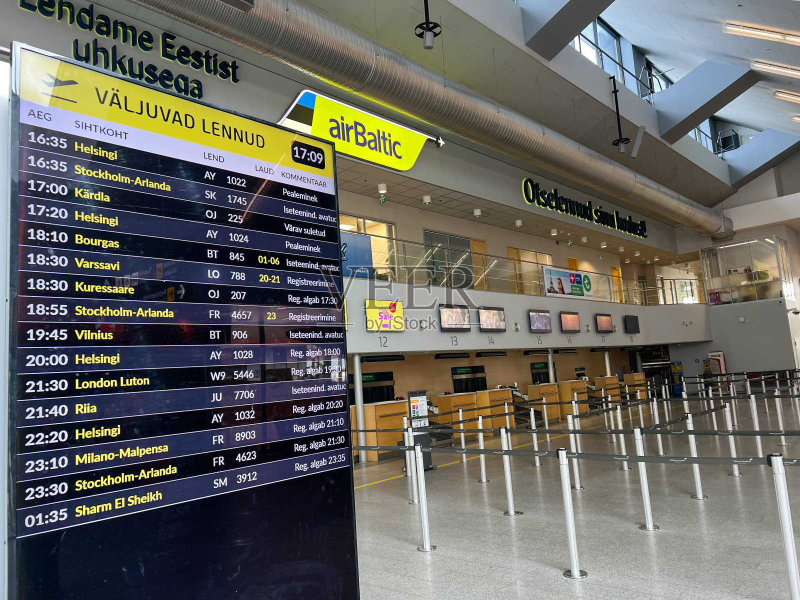 爱沙尼亚塔林机场出发大厅显示航班信息的登机板照片摄影图片