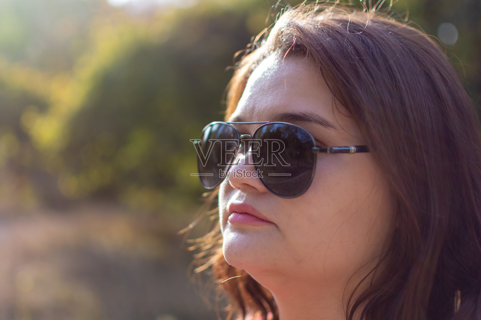 一个戴着墨镜的女人，特写镜头照片摄影图片