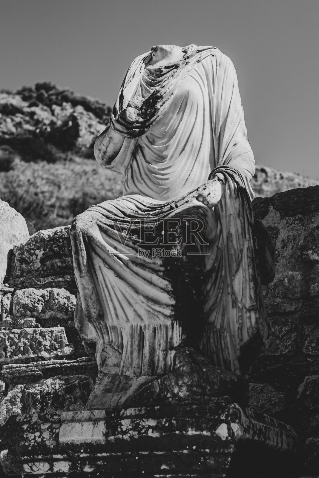 以弗所古城的塞尔苏斯图书馆。考古遗址墙上的古希腊碑文照片摄影图片