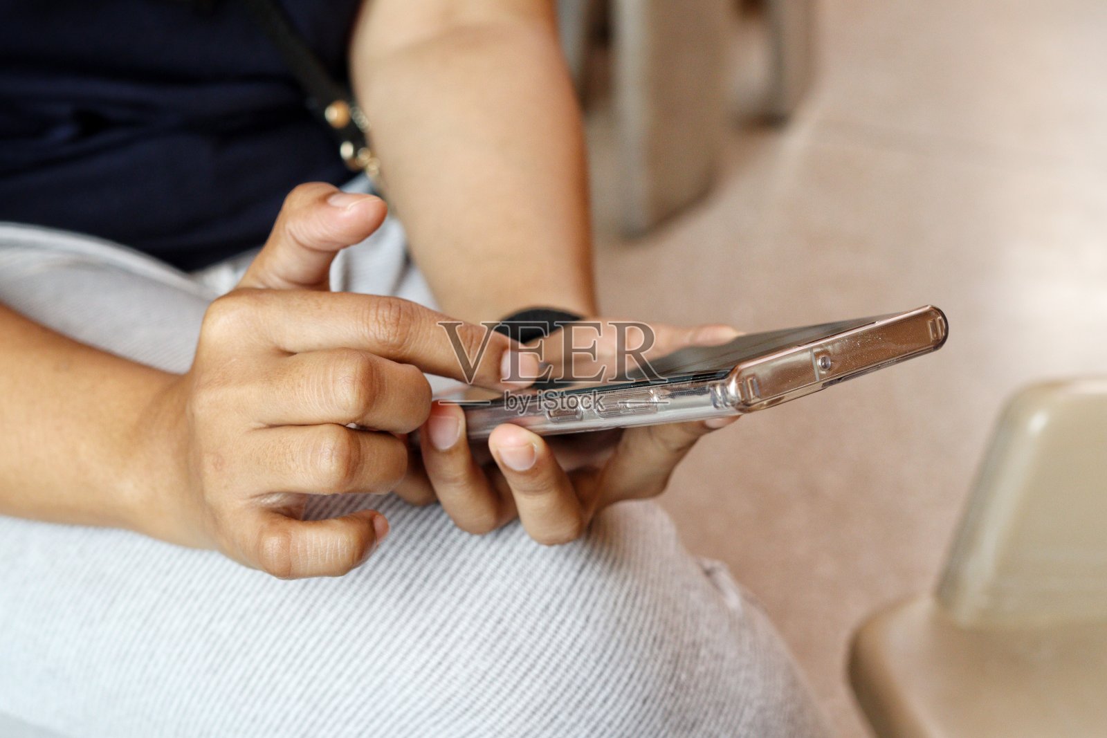 女人用智能手机在手照片摄影图片