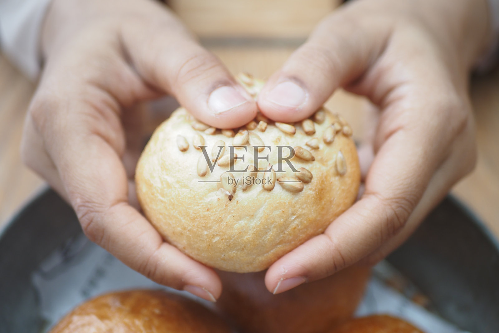 妇女手掰面包特写照片摄影图片