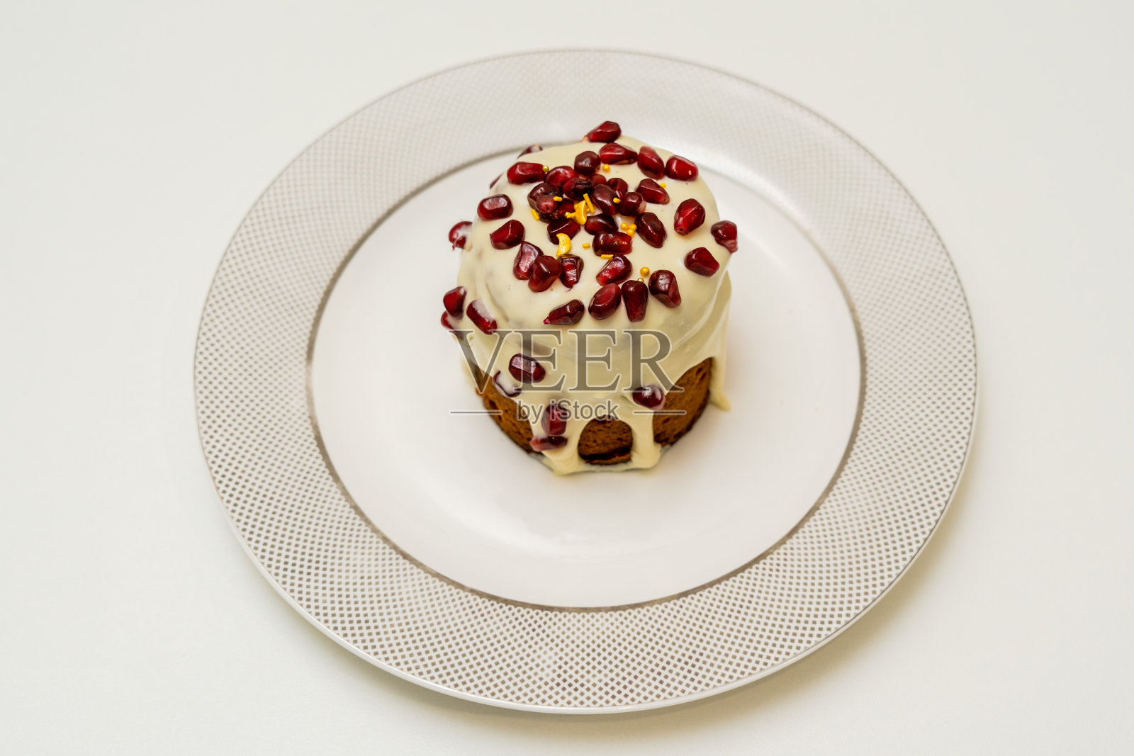 白色桌子上美味的复活节蛋糕。复活节快乐，春假快乐照片摄影图片